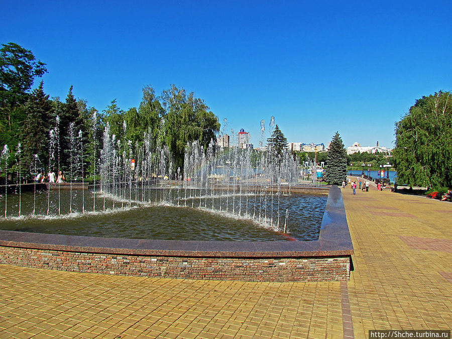 фонтаны на набережной Донецк, Украина