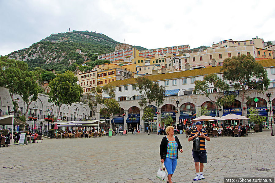 Справа казематы, сейчас Casemate Market Гибралтар город, Гибралтар