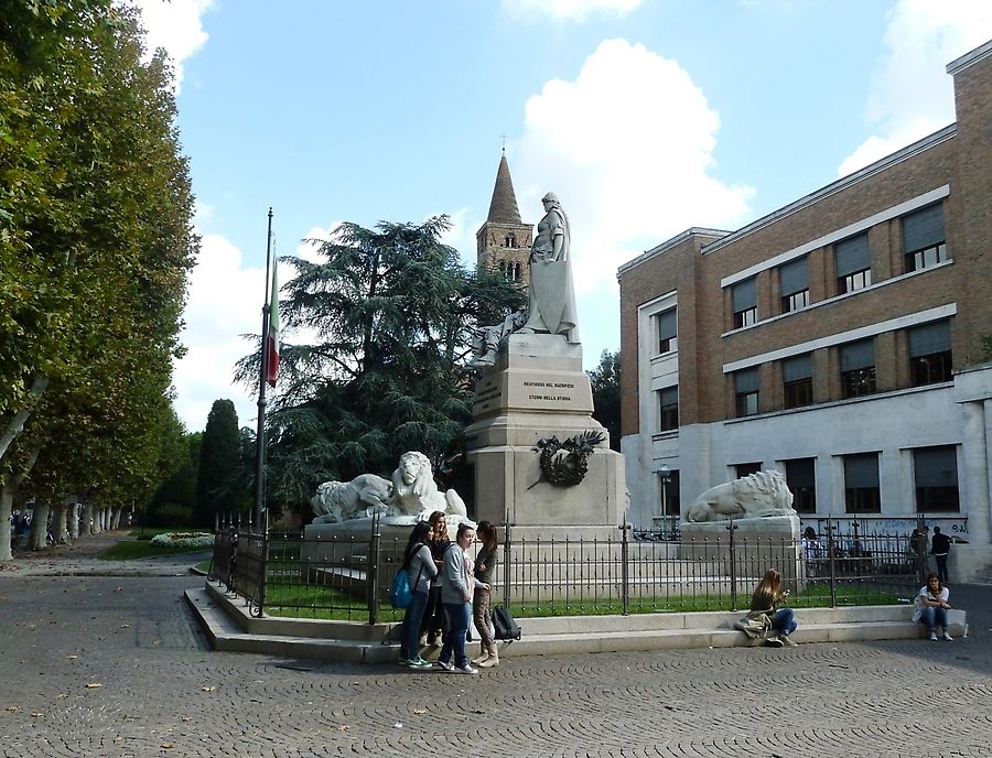 Площадь А. Гарибальди Равенна, Италия