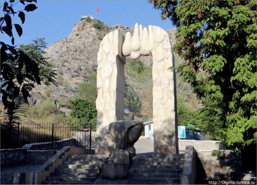 Самая главная достопримечательность Оша — гора Сулеймана, которую еще называют Трон Соломона Ош, Киргизия