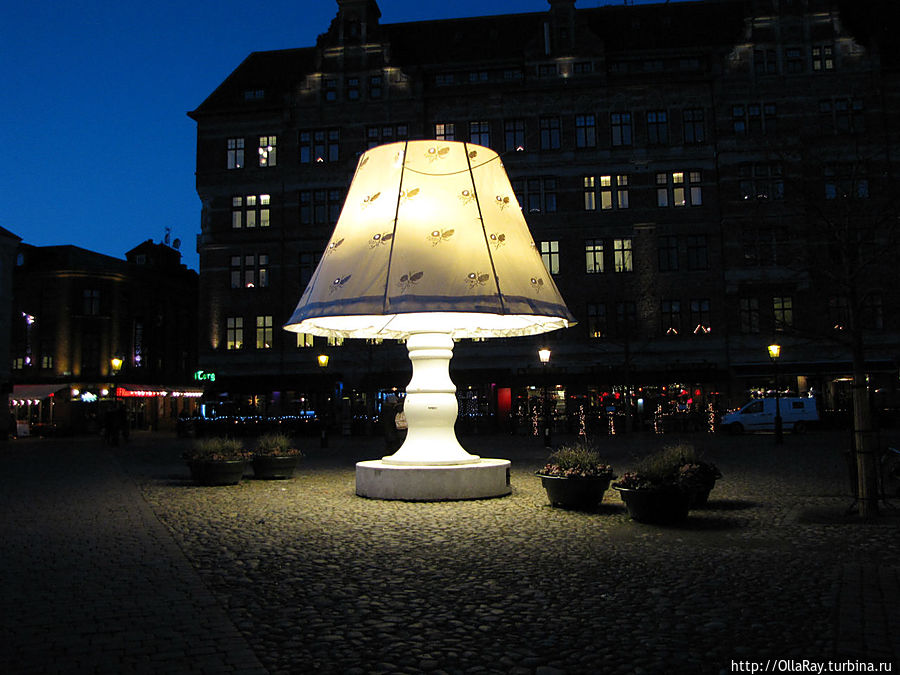 Каждый год на Рождество с 2006 г. на площади Lilla Torg выставляют огромную лампу-светильник, размером с 2-этажный дом!  Кстати, она  разговаривает  по-шведски, но мы этого не слышали. Специально пришли сюда посмотреть на неё. Очень впечатляет! Мальмё, Швеция