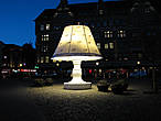 Каждый год на Рождество с 2006 г. на площади Lilla Torg выставляют огромную лампу-светильник, размером с 2-этажный дом!  Кстати, она  разговаривает  по-шведски, но мы этого не слышали. Специально пришли сюда посмотреть на неё. Очень впечатляет!