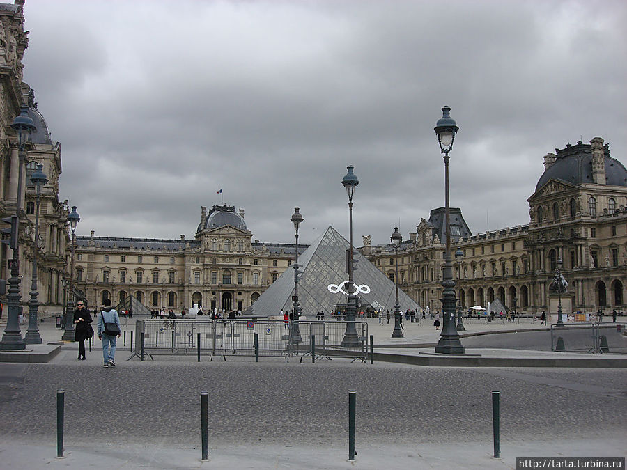 Лувр хоть и считался королевской резиденцией, но жили во дворце мало. Постоянно перестраивающийся он приобрел современный вид немногим меньше 1,5 веков назад. Париж, Франция