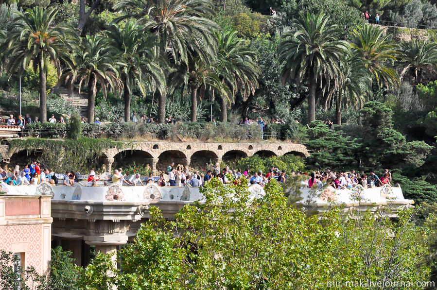 Вдалеке показалась самая знаменитая часть парка – длинная скамейка-смотровая площадка, совершенно невероятно украшенная кусочками керамической плитки. Барселона, Испания