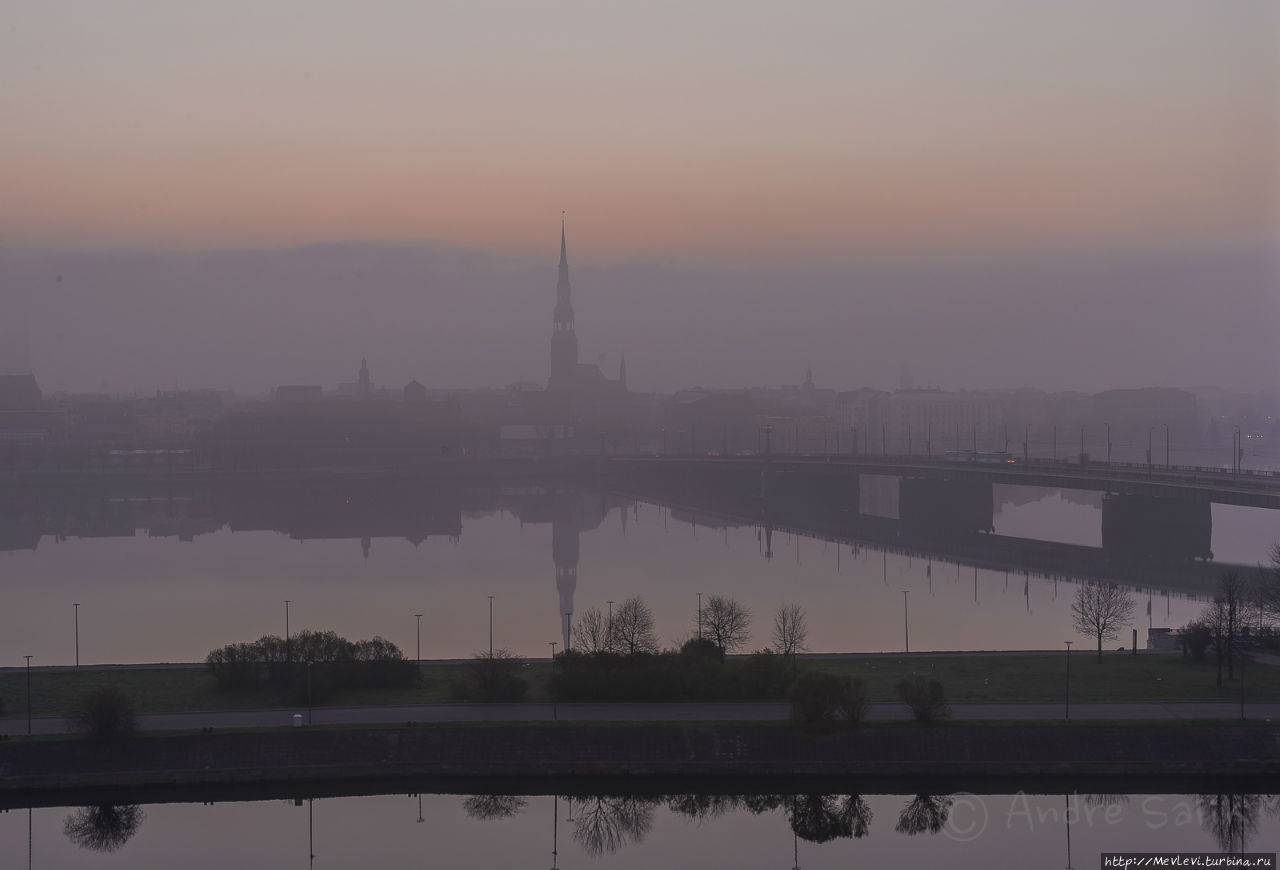 Туманное утро над Старой Ригой Рига, Латвия