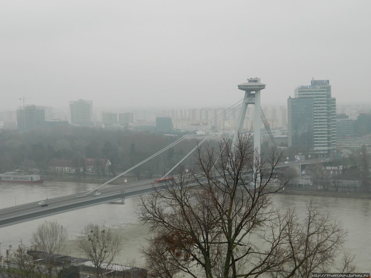 Мост над Дунаем с рестораном-НЛО Братислава, Словакия