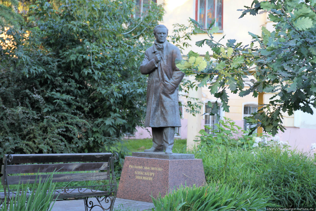 Памятник Зиновьеву. Кострома, Россия