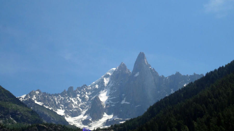 В ожидании можно просто любоваться местными видами. Это легендарный Пти Дрю — одна из сложнейших скал во всей Европе. Шамони, Франция