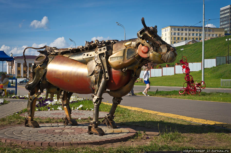 Клещ, корова и железный велосипедист побеждающий змея Ижевск, Россия
