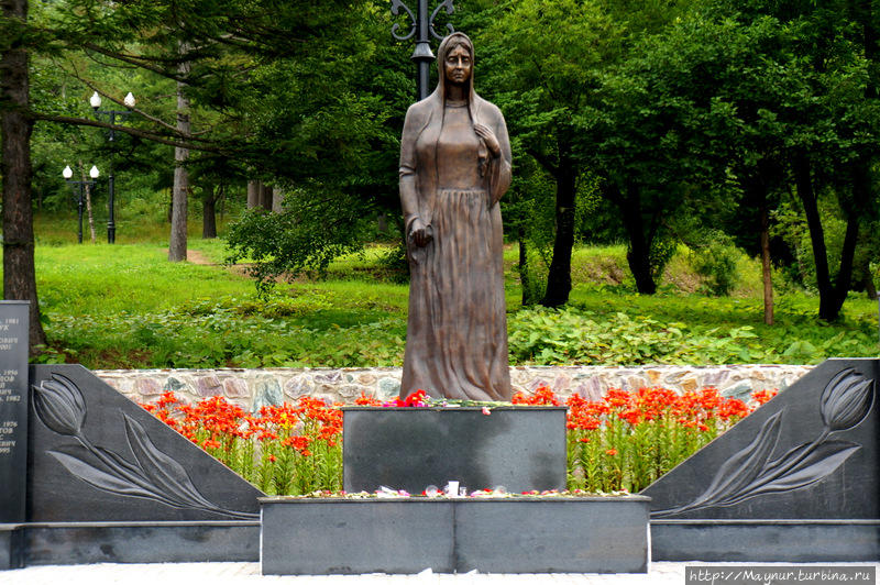 Площадь  Славы. Мемориал   воинам.  погибщим  в  Афганистане  и  Чечне. Южно-Сахалинск, Россия