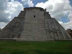 «Пирамида волшебника» или «Дом карлика» — храм на пирамиде (высота 38 м). Пирамида овальная в плане и напоминает нынешние жилища майя.