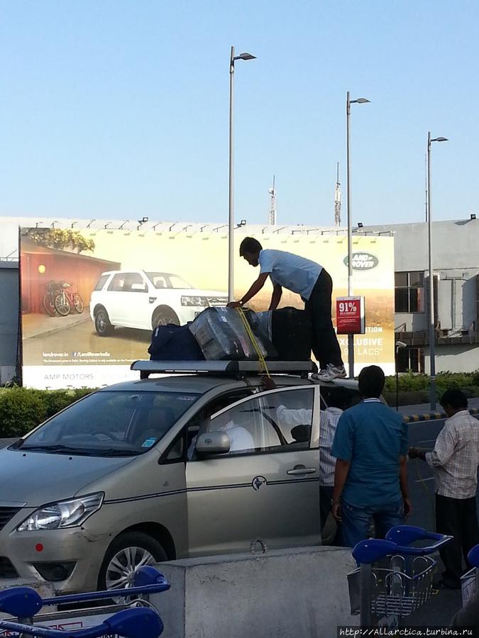 Мне раньше казалось, что это такой народный миф — багажник на крыше. Он до сих пор существует! Индия