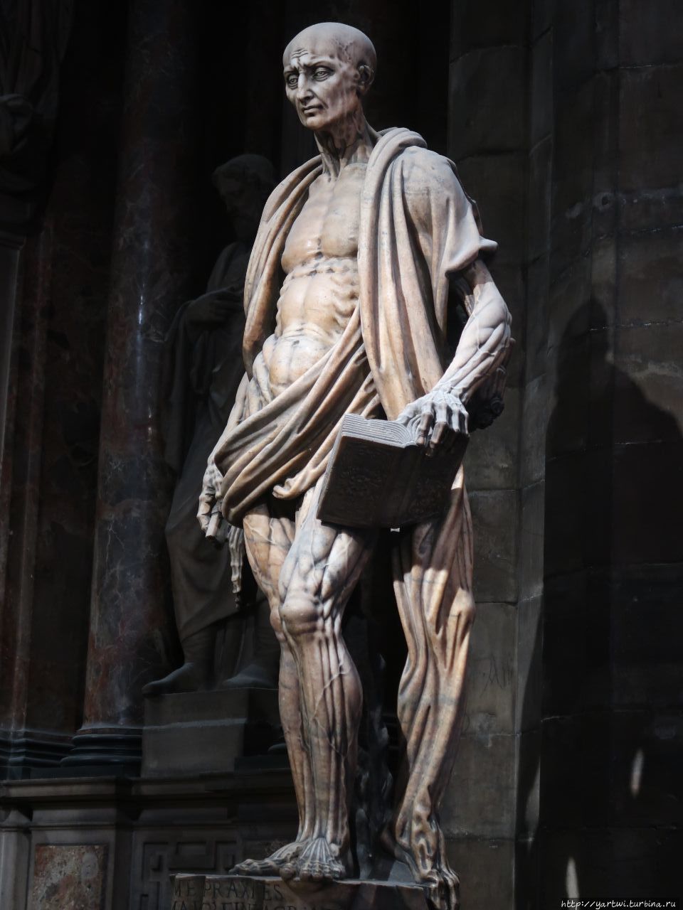 В соборе находится мавзолей Медичи, порфировая египетская ванна IV века, которая используется как крестильная купель и статуя христианского мученика Святого Варфоломея. Милан, Италия