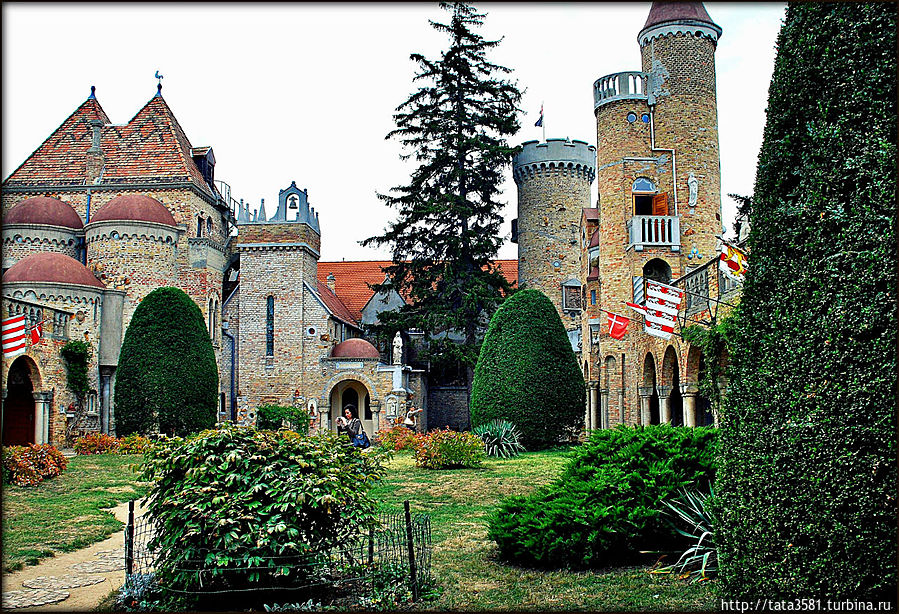 Замок представляет грандиозное сооружение, в котором гармонично сочетаются разнообразные архитектурные стили (романский, готика, ренессанс). Секешфехервар, Венгрия