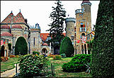 Замок представляет грандиозное сооружение, в котором гармонично сочетаются разнообразные архитектурные стили (романский, готика, ренессанс).