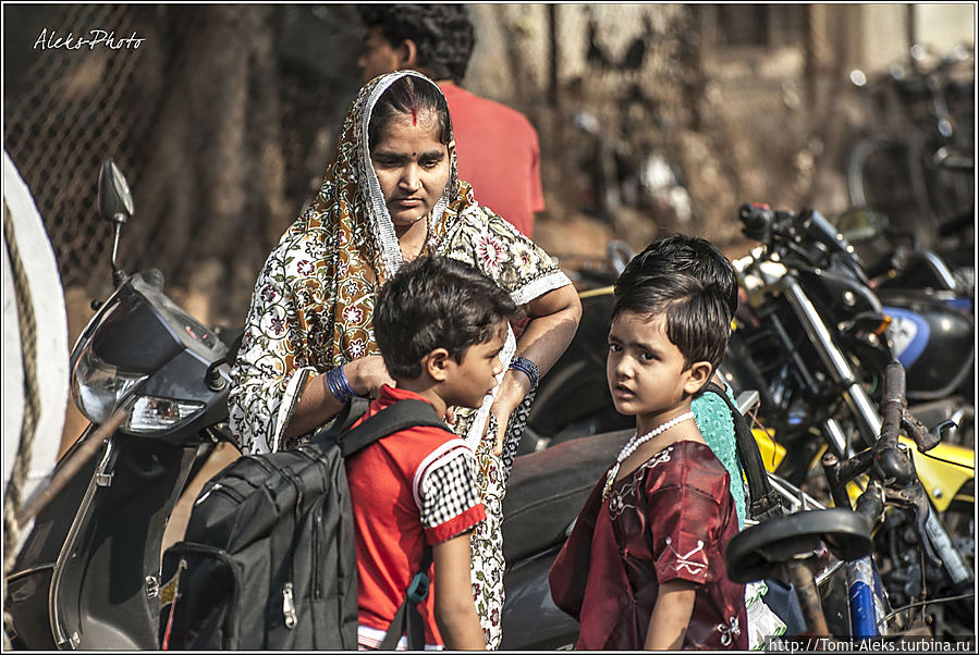А вот все-таки увидели школьников...
*