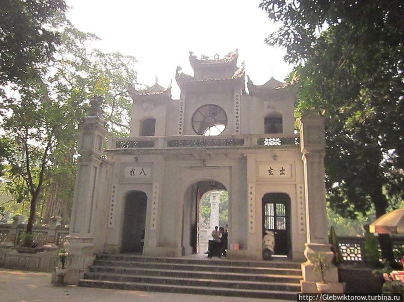 Ханой. Храм около озера Truc Bach Ханой, Вьетнам