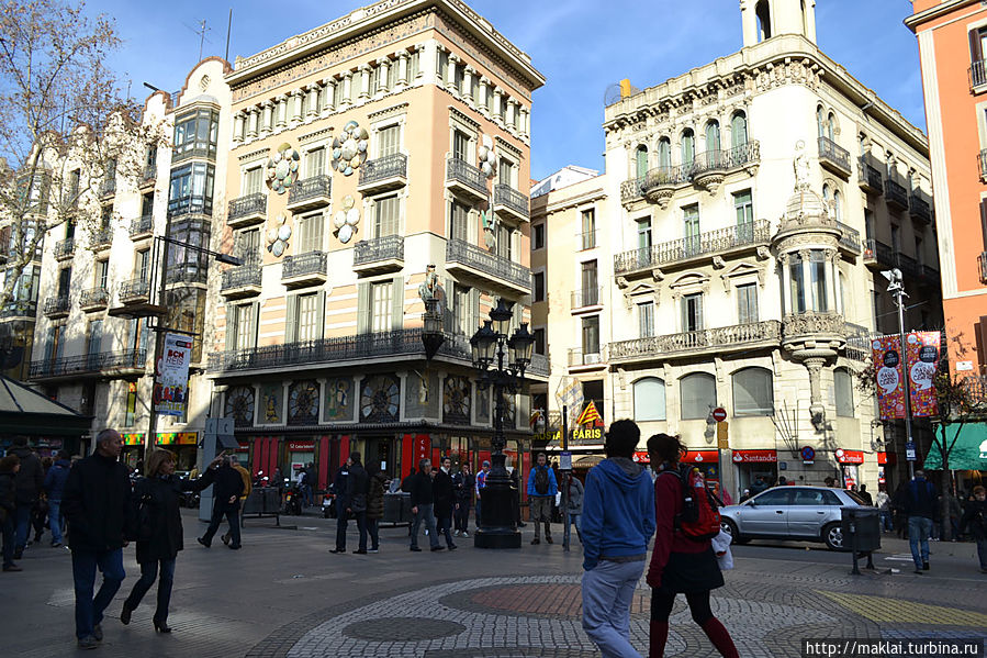 Мозаика работы Жоана Миро (Joan Miró i Ferrà). Ею выложена часть тротуара. Отсюда начинается Рамбла Капуцинов (Rambla dels Caputxins), названная так же, как и Рамбла Сан Жозеп, в честь ранее находившегося здесь монастыря. Барселона, Испания