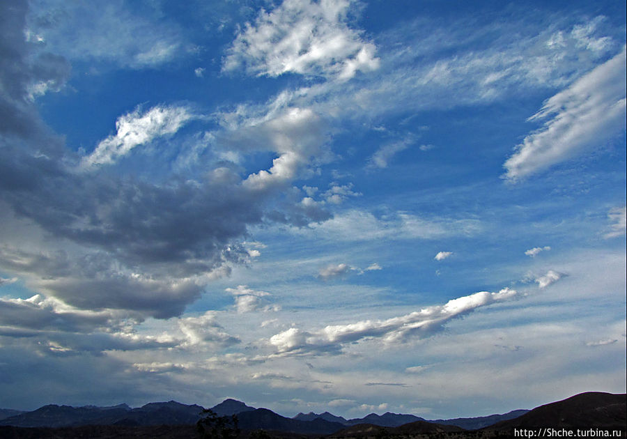 Долина Смерти. Тучи на небе — все оттенки серого и голубого Национальный парк Долина Смерти, CША