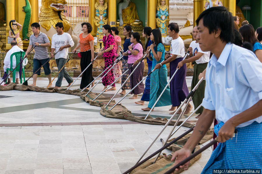 Ритуал уборки по-Шведагонски Янгон, Мьянма