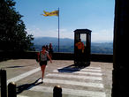 Охранник на входе в комплекс крепости в Сан Марино.