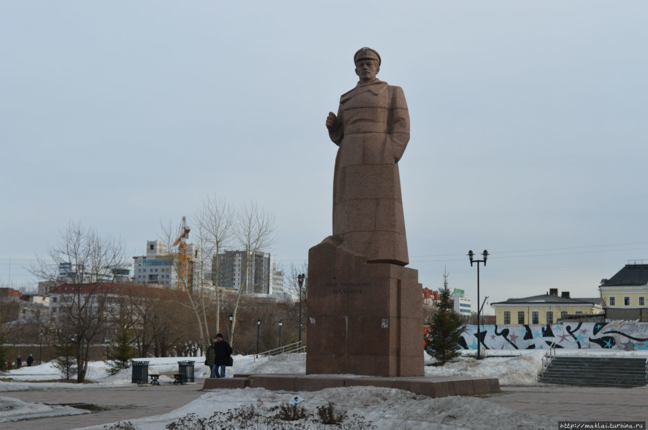 Памятник И.М.Малышеву