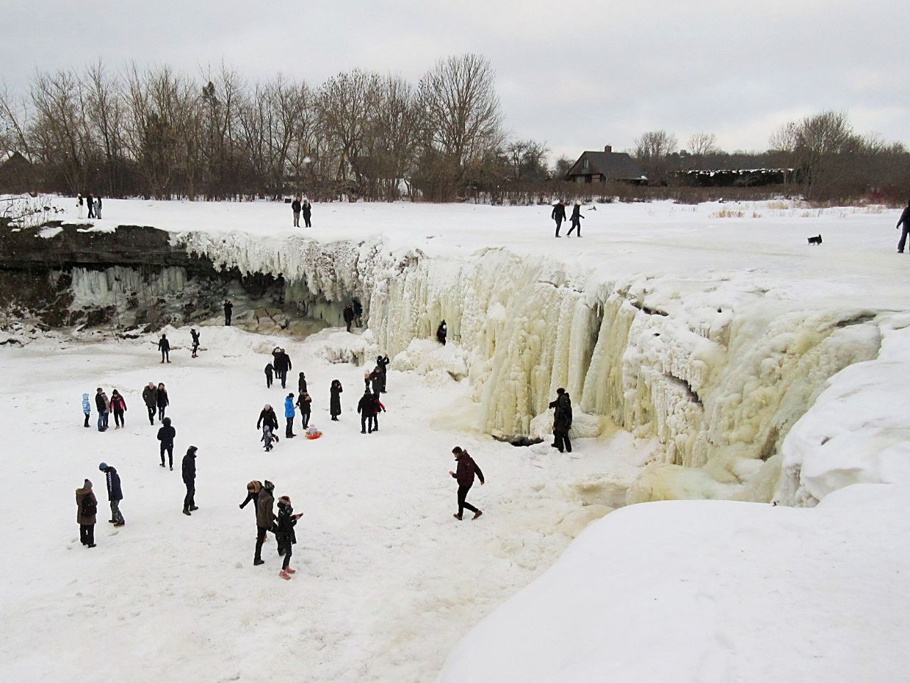 Водопады в зимнем прикиде Эстония