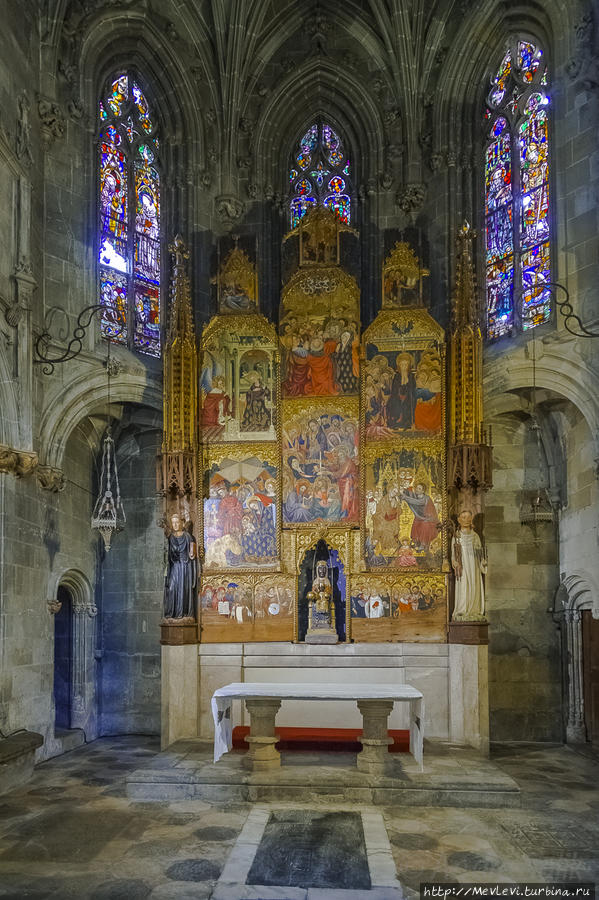 Торжественный выход из церкви Таррагона, Испания