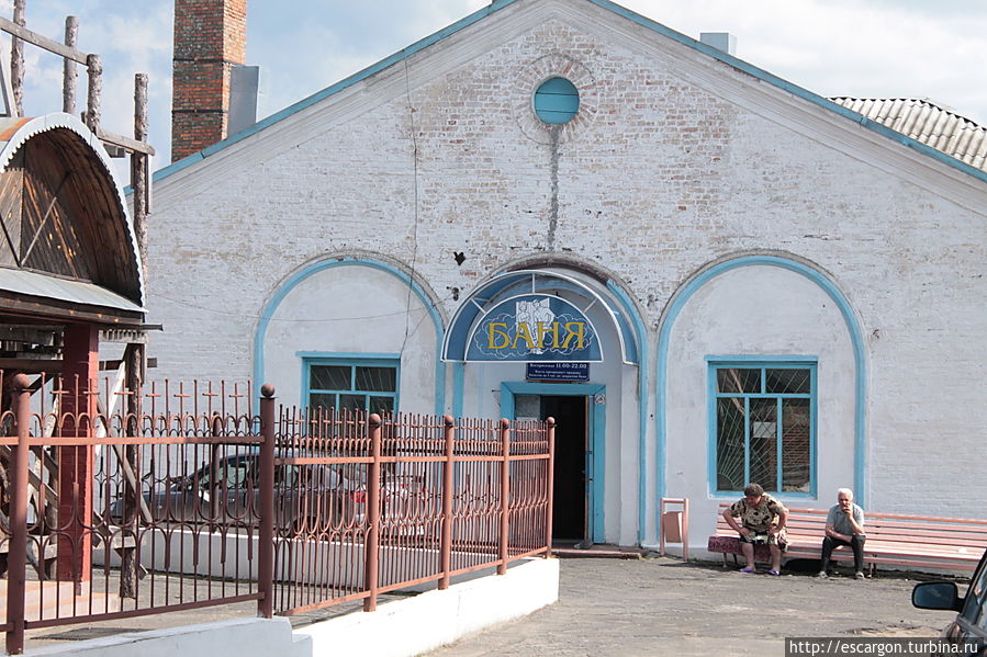 А за ней как ни странно баня...