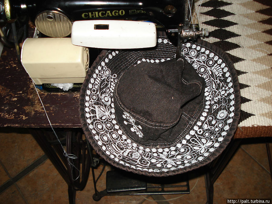 Такие шляпки вышивают на глазах гостей прямо в холле Чивай, Перу