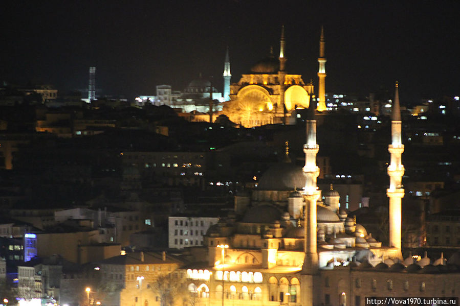 Вид на Эминоню и Нуросмоние и колонну Константина вечером. Стамбул, Турция