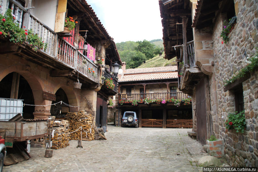 Теперь, когда не так много жителей деревни занимается сельским хозяйством, чаще встречаются нижние этажи с лавками народных промыслов, часто художественно украшенные разными традиционными атрефактами, скорее всего, собранными по окрестностям Кантабрия, Испания