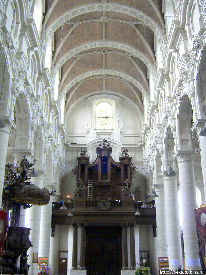 Деревянная кафедра XVIII века — слева Брюссель, Бельгия
