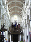 Деревянная кафедра XVIII века — слева