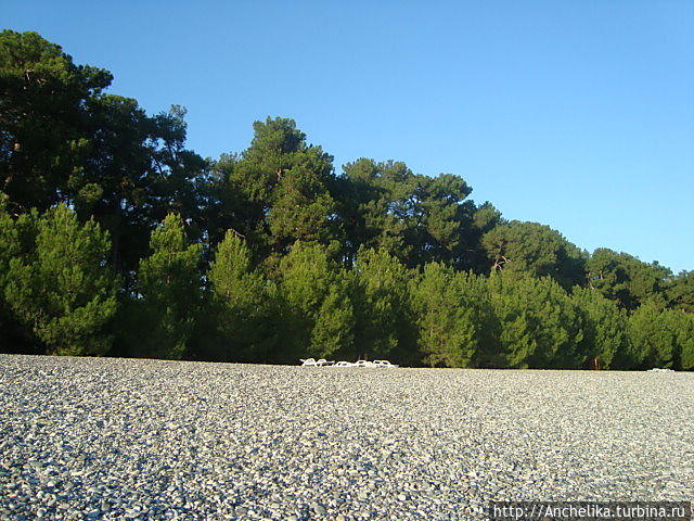 На  берегу. Село Лидзава.