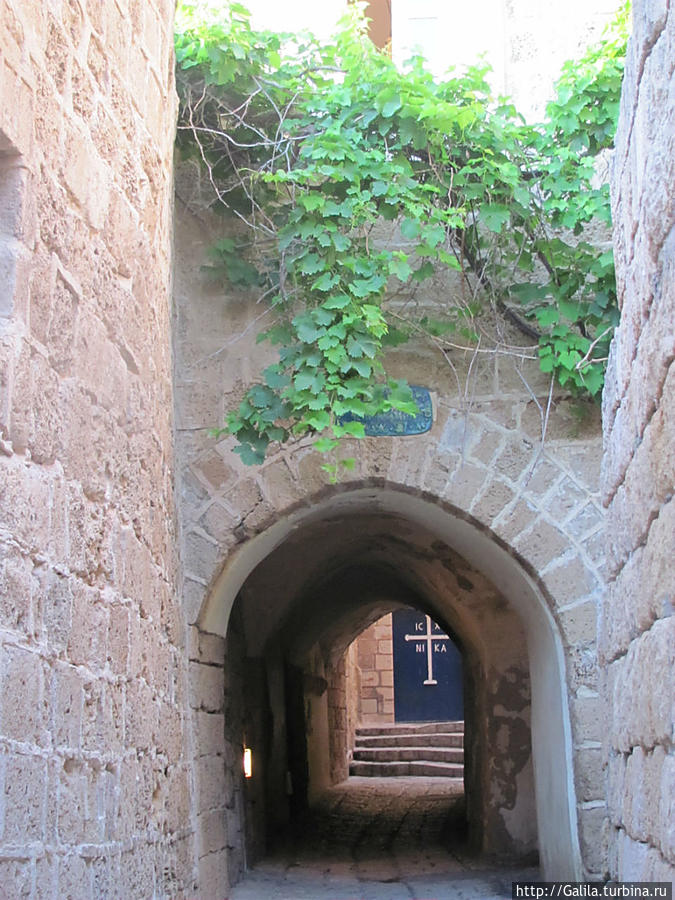Там дальше, вход в православную церковь. Яффо, Израиль
