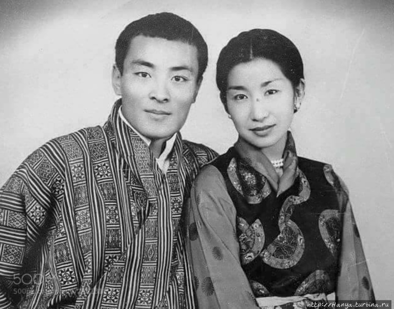 Третий король Бутана Jigme Dorji Wangchuck с женой. Из интернета Бутан