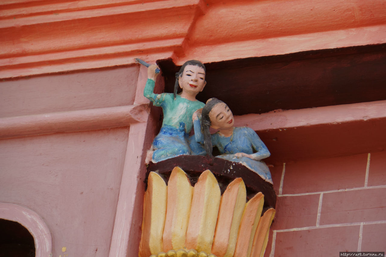 Небольшие разукрашенные фигурки используются практически во всех внешних элементах фасада. Монива, Мьянма