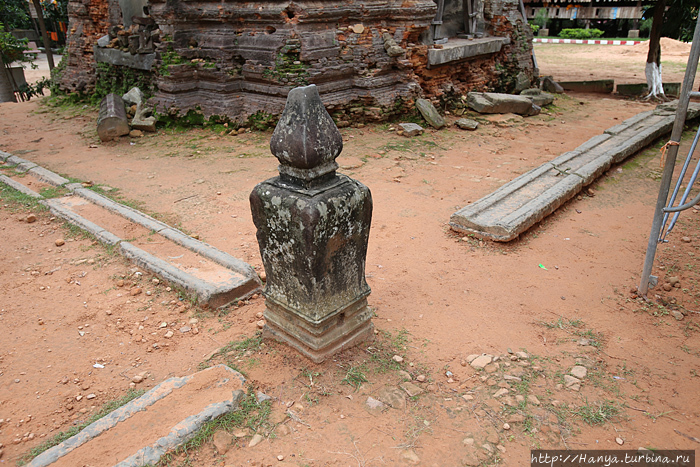 Храм Лолей. Камень, отмечающий центр с дренажными канавами. Возможно, идущие в 4 стороны канавы символизировали четыре священных реки индийского субконтинента.   Фото из интернета Ангкор (столица государства кхмеров), Камбоджа