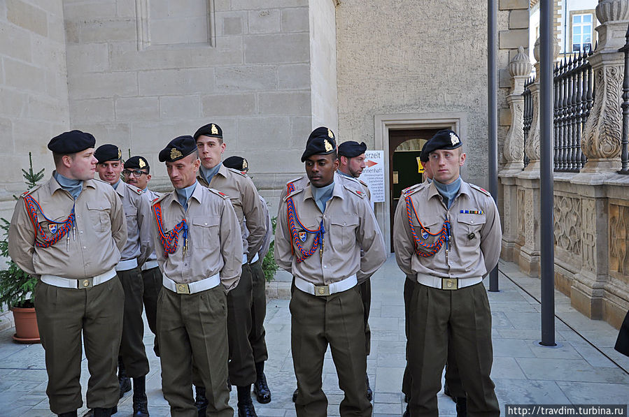Армия Люксембурга охраняет вынос чудотворного образа Люксембург, Люксембург