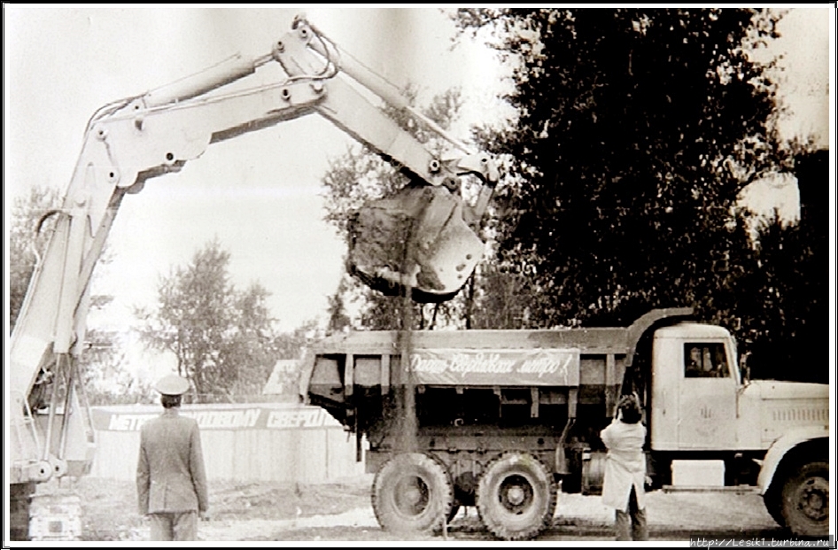 Первый ковш земли положивший начало строительства первого метрополитена Урала. Фото из интернета