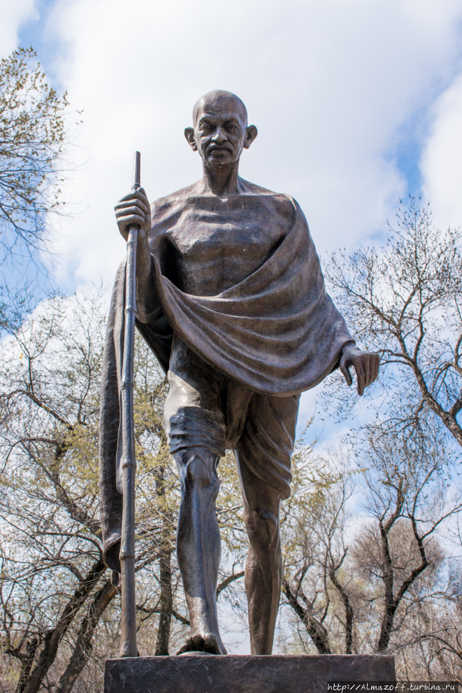 Махатма ганди памятник в москве. Махатма ганди статуя. Мохандас ганди памятники. Памятник ганди в москве. Махатма ганди памятник в москве.