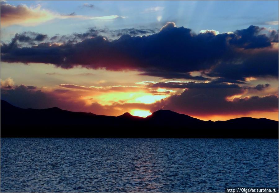 Закат над озером Озеро Сон-Куль, Киргизия