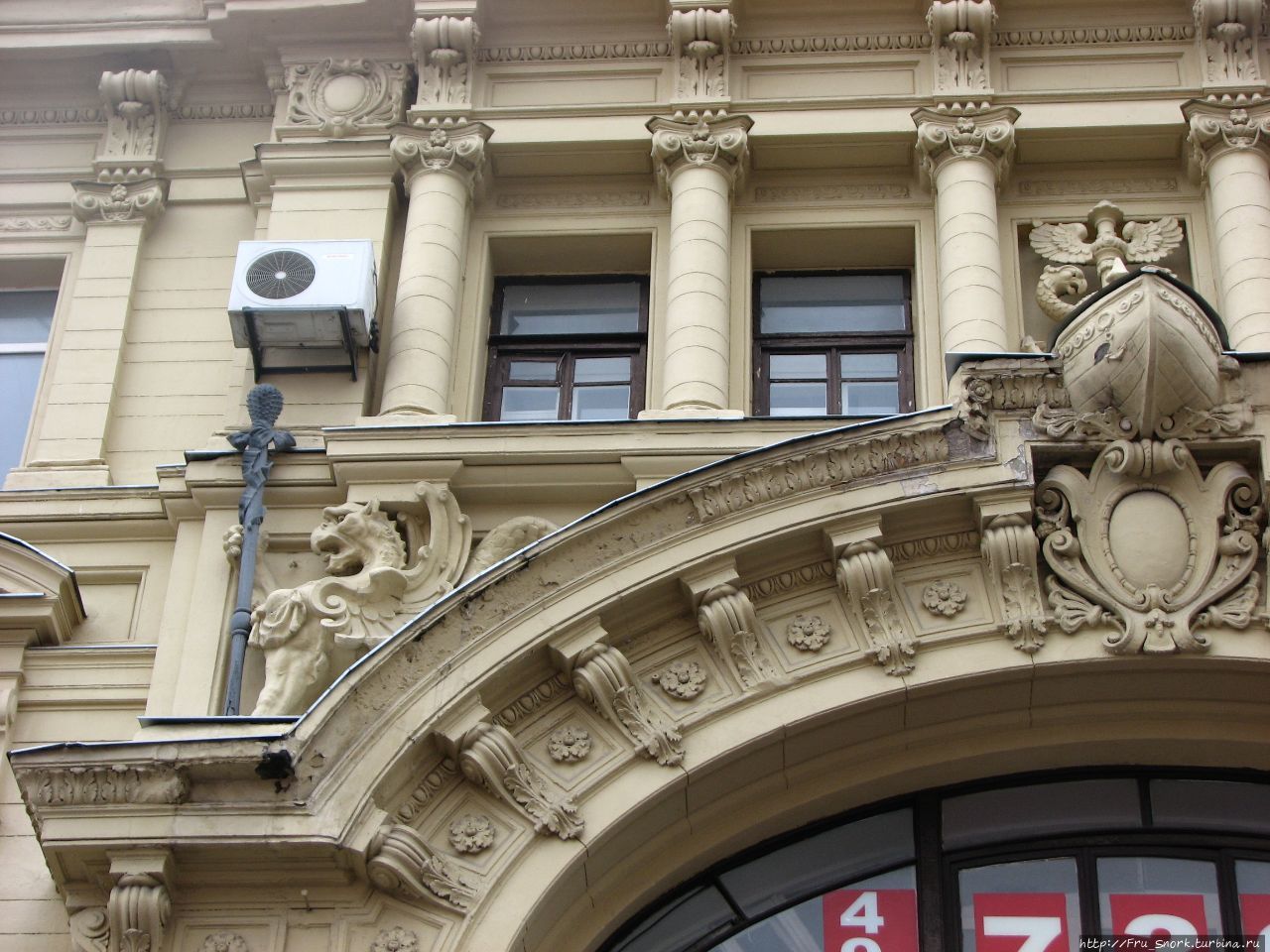 здание усыпано декоративными элементами- грифонами и символом торговли жезлом  Меркурия, а также фасад украшает корма торгового корабля. Москва, Россия