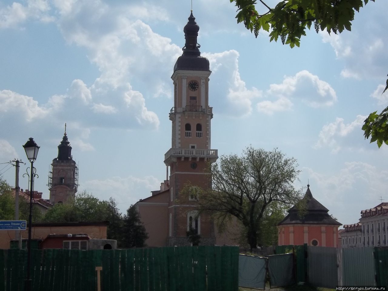 Ратуша (XIV-XVIIIвв.) и Армянский колодец (1638г.) Каменец-Подольский, Украина