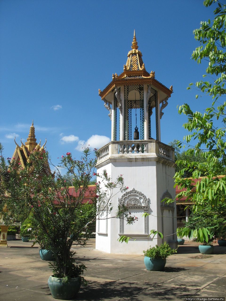 Барабанная башня в комплексе Серебряная Пагода
