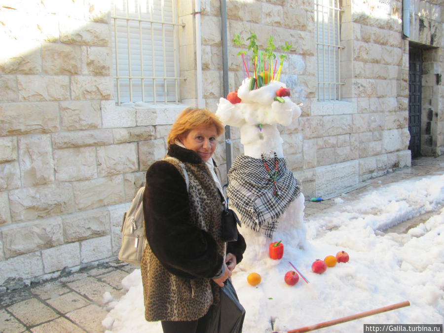 Я и арабский снеговик на базаре. И я, и снег, и овощи с фруктами — натуральные. Иерусалим, Израиль