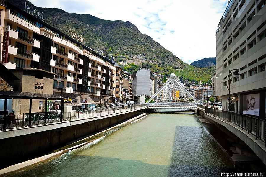 Что касается шопинга, который для некоторых, уже как вид  спорта. Магазины все тех же мировых брендов, что и на родине, цены примерно те же, а иногда и выше. Что действительно стоит гораздо дешевле, так это – алкоголь.