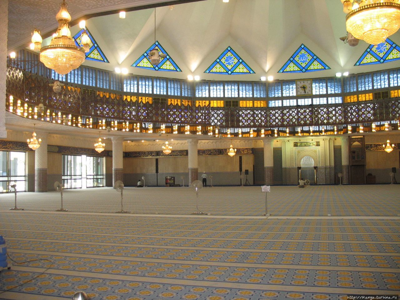 Национальная мечеть (Masjid Negara).Молельный зал