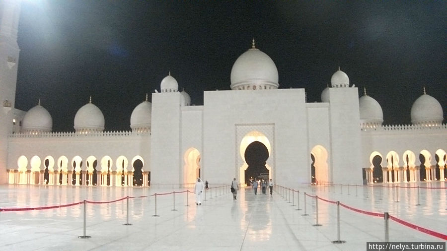 Внутренний двор мечети Абу-Даби, ОАЭ